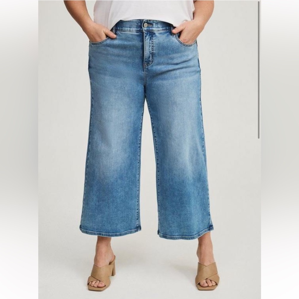 NWT Torrid Bombshell wide leg Denim Jeans